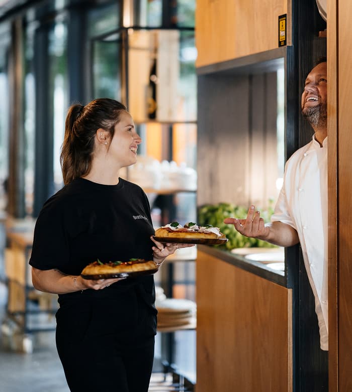 Chef al lavoro con il fuoco